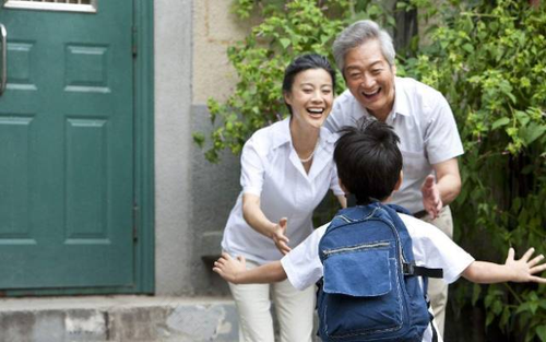 独生子女婚后，孩子谁带难两全