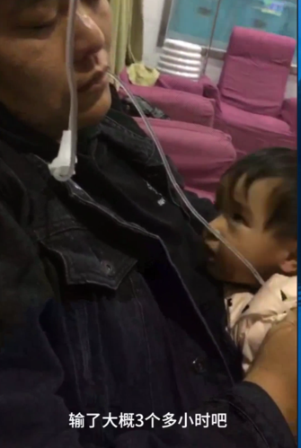 爸爸怕女儿打点滴的液体太凉，用嘴含着管子，网友：看完我融化了
