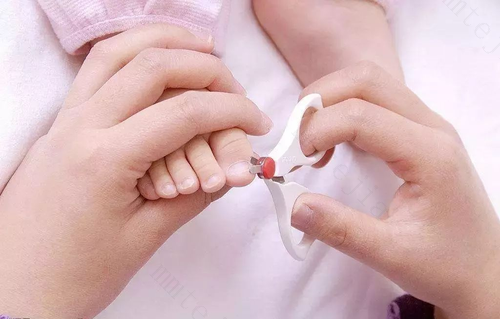 刚出生的宝宝，该怎么剪指甲？