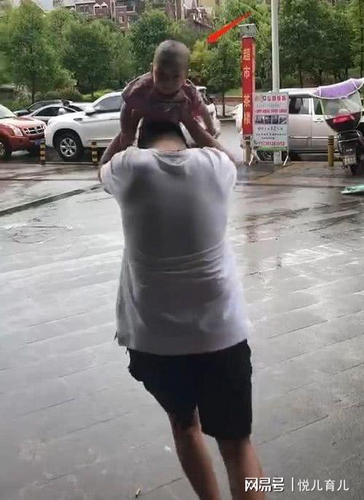 爸爸带孩子外出遇下雨天，为孩子遮风挡雨的模样，令人感动 父母为孩子遮风挡雨