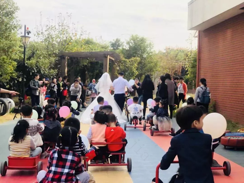 田老师草坪婚礼刷屏：愿每一位幼师都被温柔对待 田老师的草坪婚礼启示