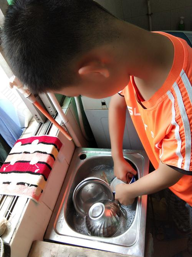 父母睡觉，萌娃收拾家务，扫地、洗衣服、洗碗等家务实力满分 在家里,你一定是爸妈的好帮手,洗碗,扫地