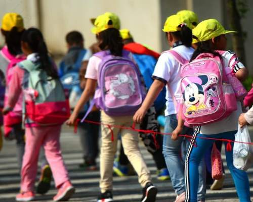 幼儿园孩子放学进门需要排队打卡，有些家长既不排队也不打卡，与值班老师起冲突，你怎么看？ 怎么打卡